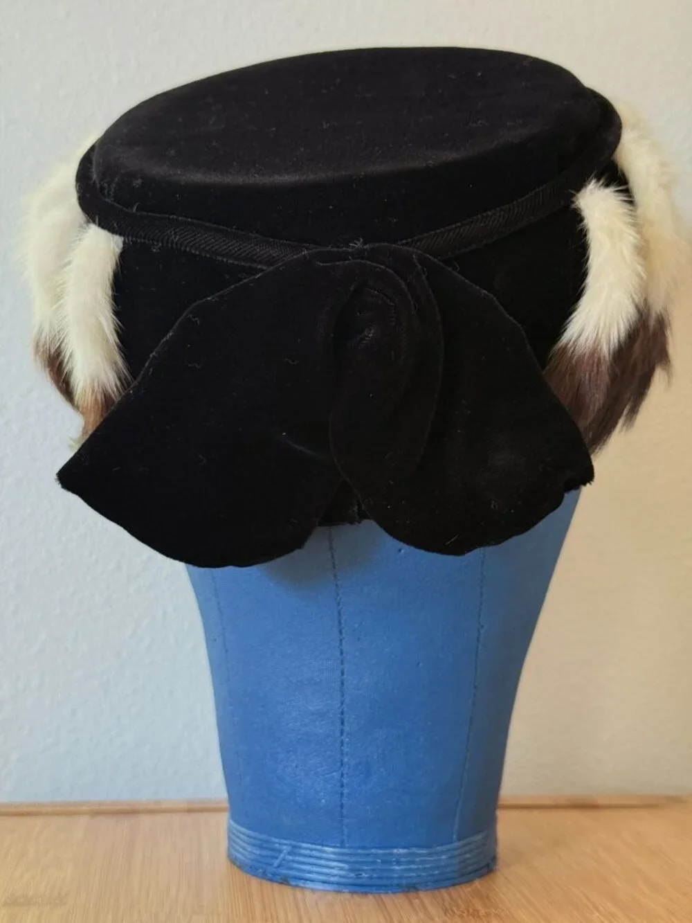 Vintage 1950s Ermine And Black Velvet Pillbox Hat With Bow Detail In Like New Co